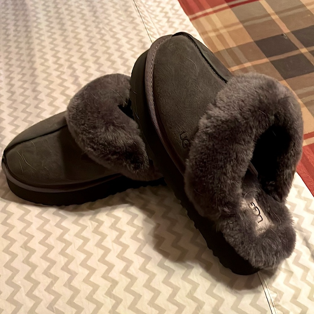 Brand new UGG slippers only been tried on